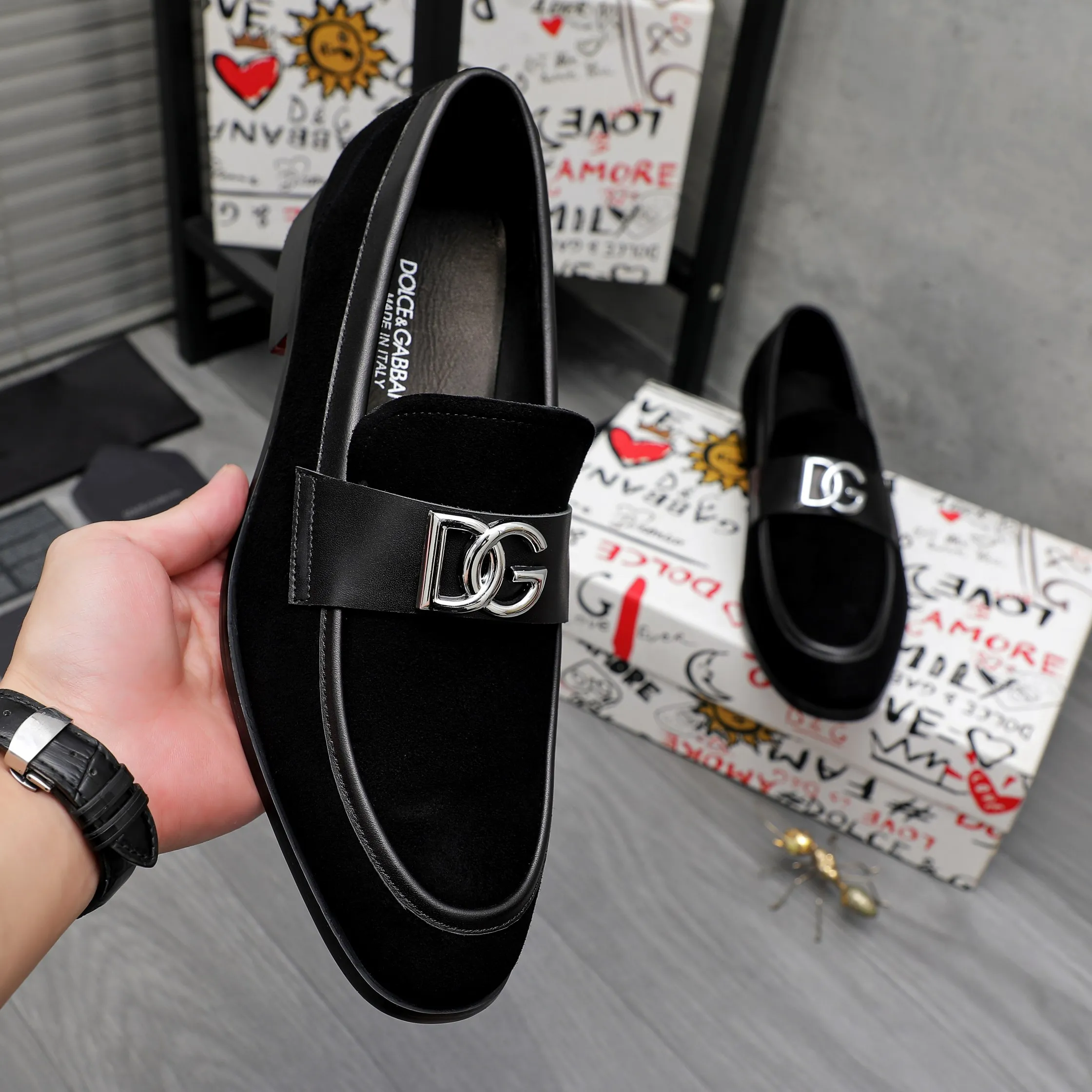 Men's shoes 💰500 Product trademark: DG (Dolce & Gabbana) business casual leather shoes Regular size: 38-45 (45 is custom-made and non-returnable) Product materials: Selected frosted cowhide upper, cowhide lining, original outsole
